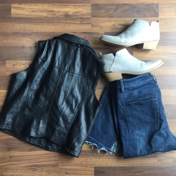 Black leather vest, gold detail, size Medium - Picture 3 of 3